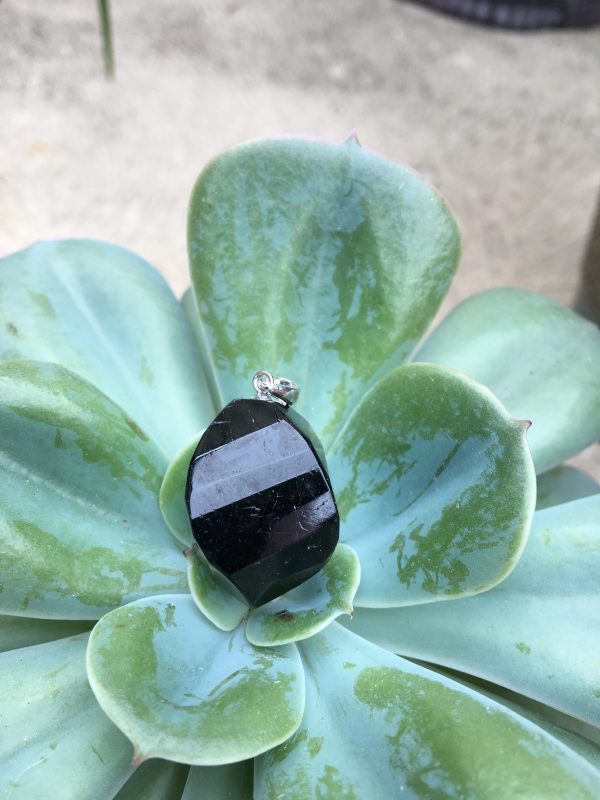 JEWELLERY, PENDANTS black tourmaline faceted shape 25mm