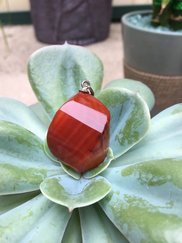 JEWELLERY, PENDANTS carnelian faceted shape 3cm