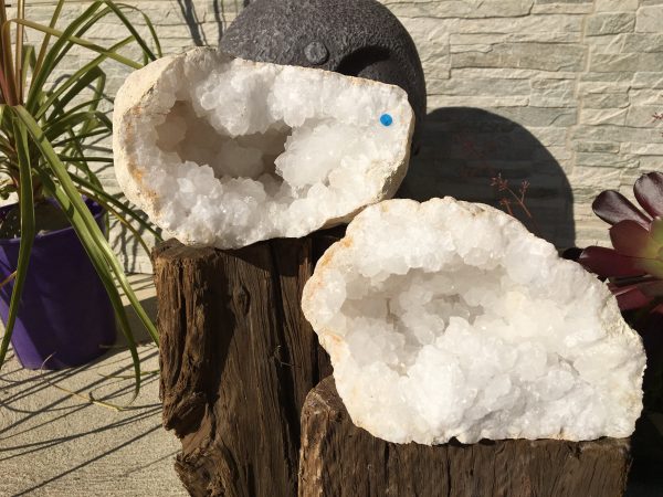 GEODES & CAVES quartz geode blue dot 20-25cm (each)